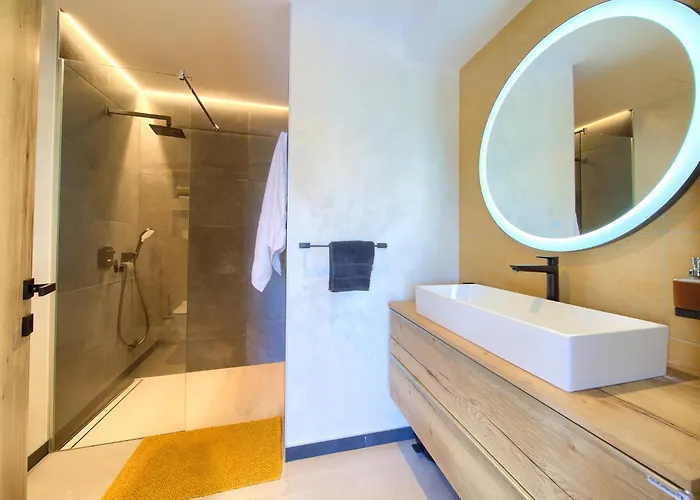 Aurum With Sauna And Gym Pinezići