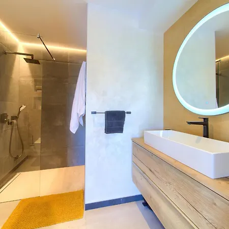 Aurum With Sauna And Gym Pinezići